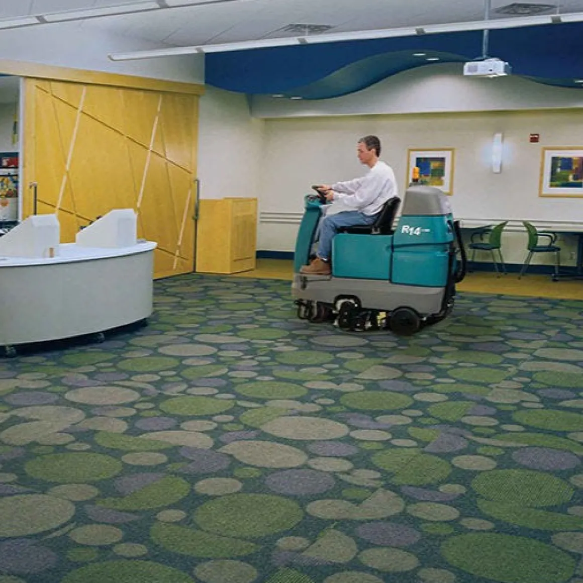 Tennant® R14 Rider Self-Contained Carpet Cleaning Extractor (32 Gallons) - 28" Head
